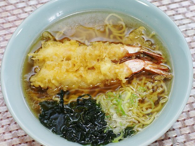 tempura tôm dùng chung với mì ramen